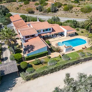 Pensión X - Quinta Oliveiras, Luz